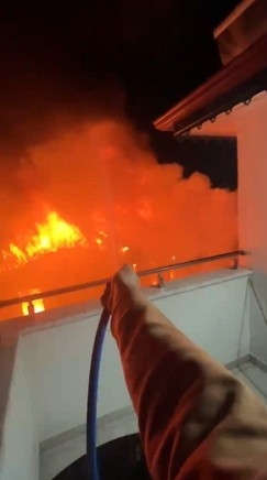 Alanya'da 5 katlı binanın çatı katında çıkan yangın yürekleri ağıza getirdi