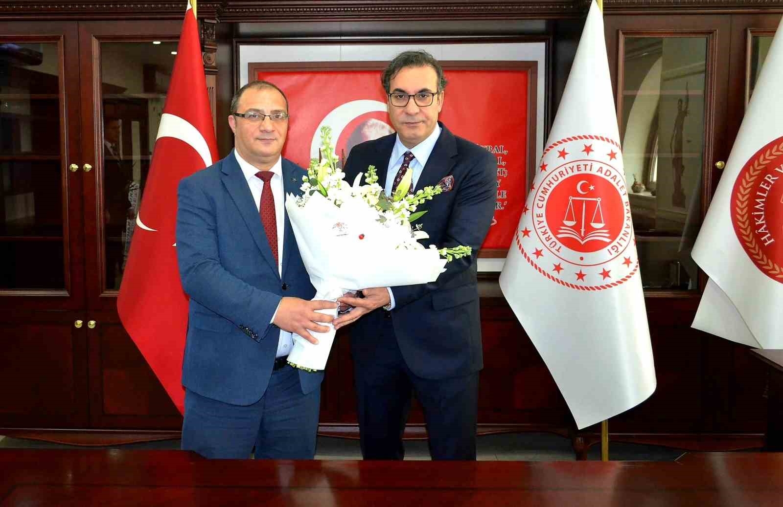 Antalya Adliyesi'nde devir teslim