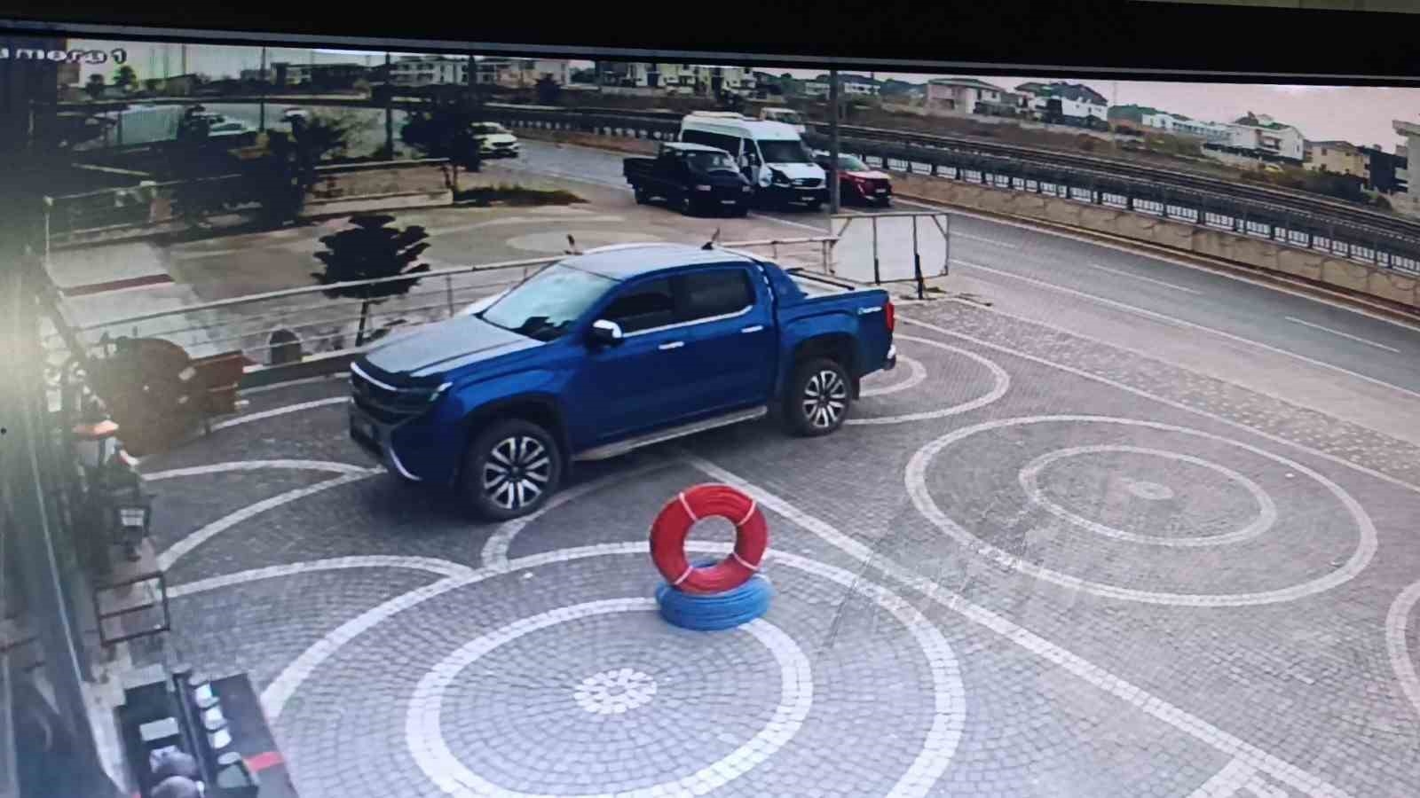 Antalya'da 3 araçlı zincirleme kazada yara almayan sürücüler arasındaki kavgayı vatandaşlar ayırdı