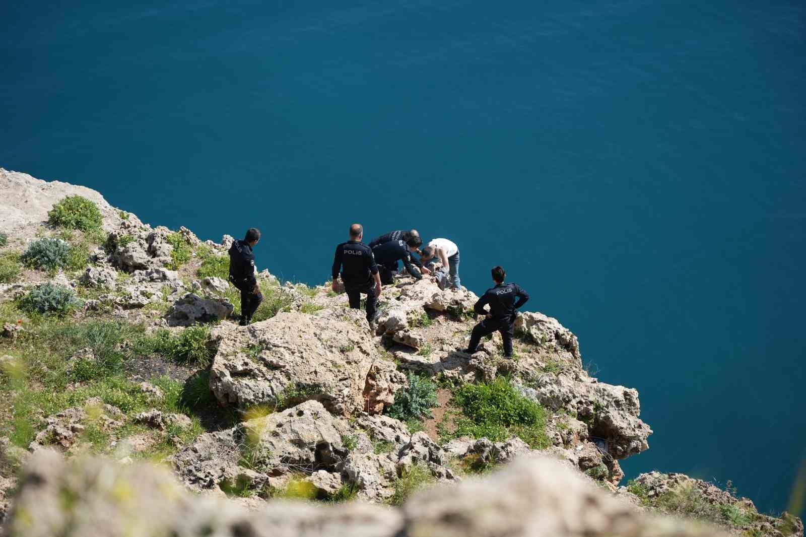 Antalya'da 40 metrelik falezlerin ucunda can pazarı