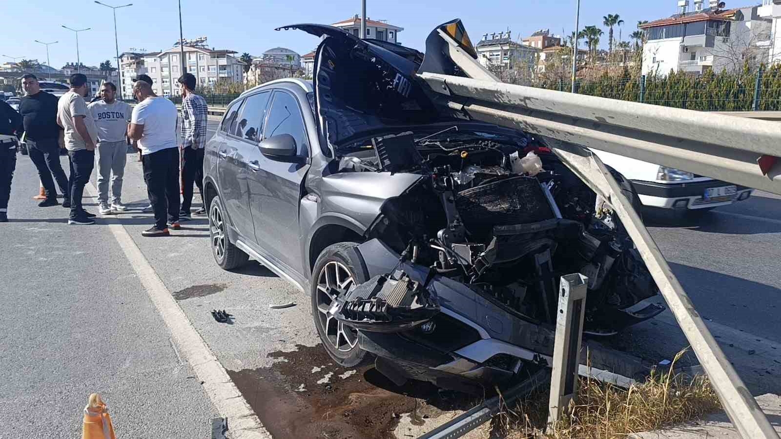 Antalya'da Faciadan Dönüldü: 3 Yaralı