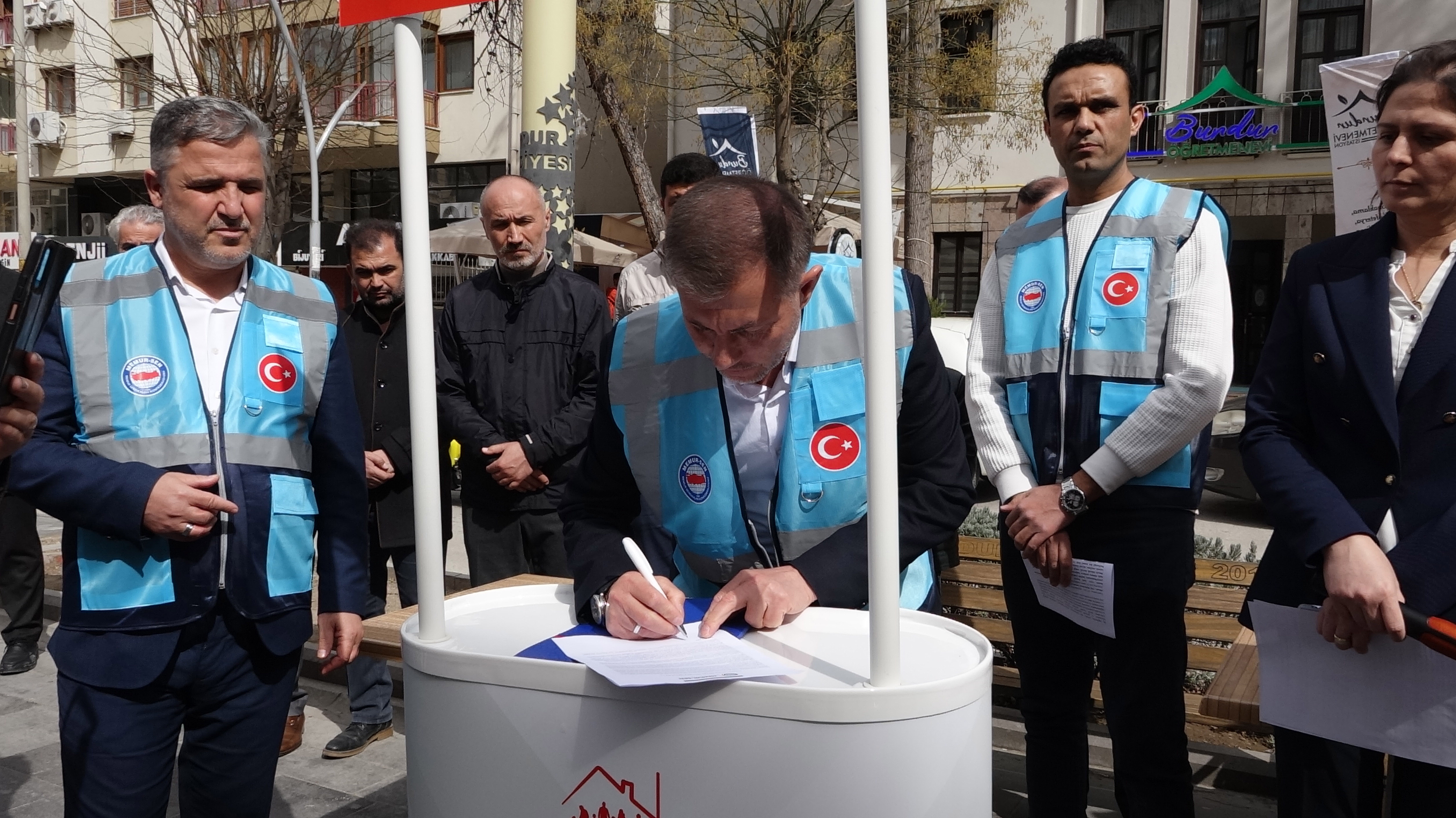 Burdur'da 'Anayasa Değişsin Aile Korunsun' imza kampanyası