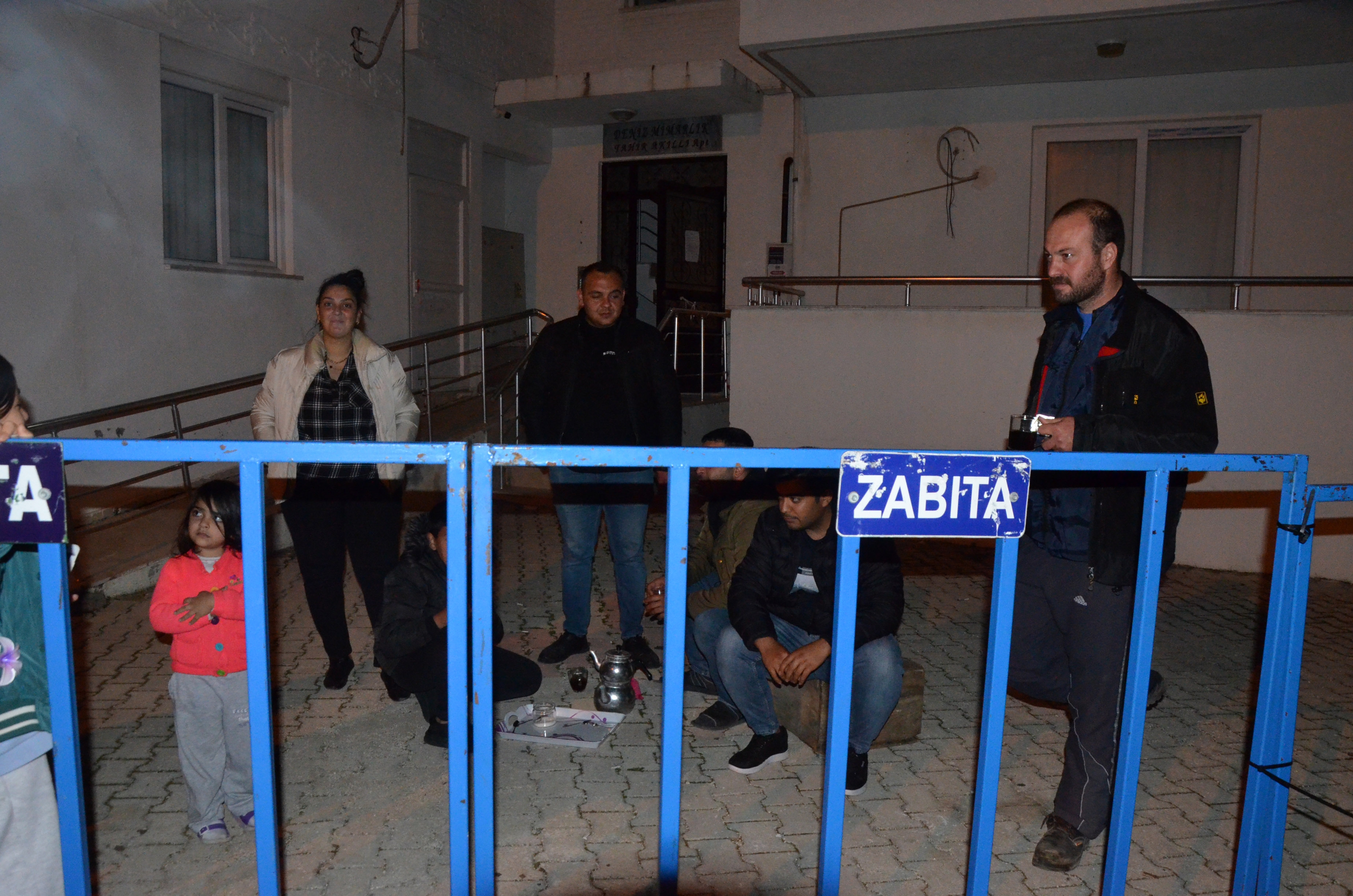 Derin çatlaklar nedeniyle boşaltılan binaya mührü kırıp, yeniden yerleştiler