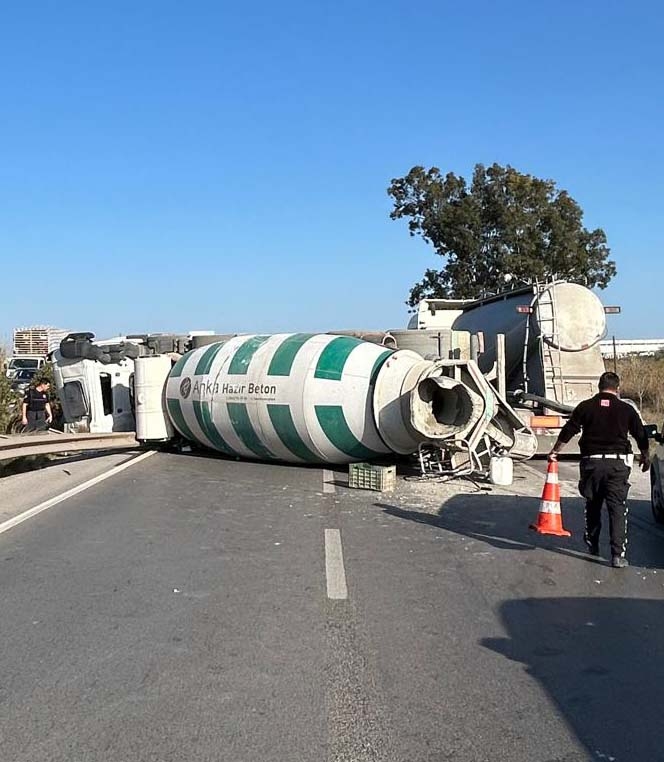 Devrilen Beton Mikserinde Sürücü Yaralandı
