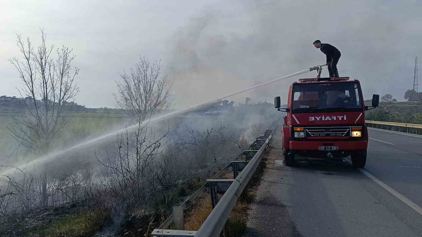 Dikkatsizlik Yangına Dönüştü! Araçtan Atılan Sigara Yol Kenarındaki Otlukları Yaktı