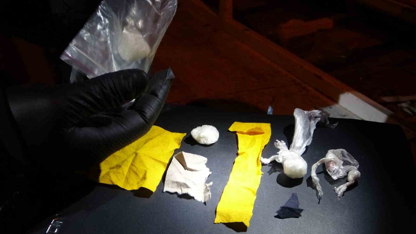 'Dur' İhtarına Uymadı, 5 Kilometre Kaçtı! Araçta Uyuşturucu Ele Geçirildi