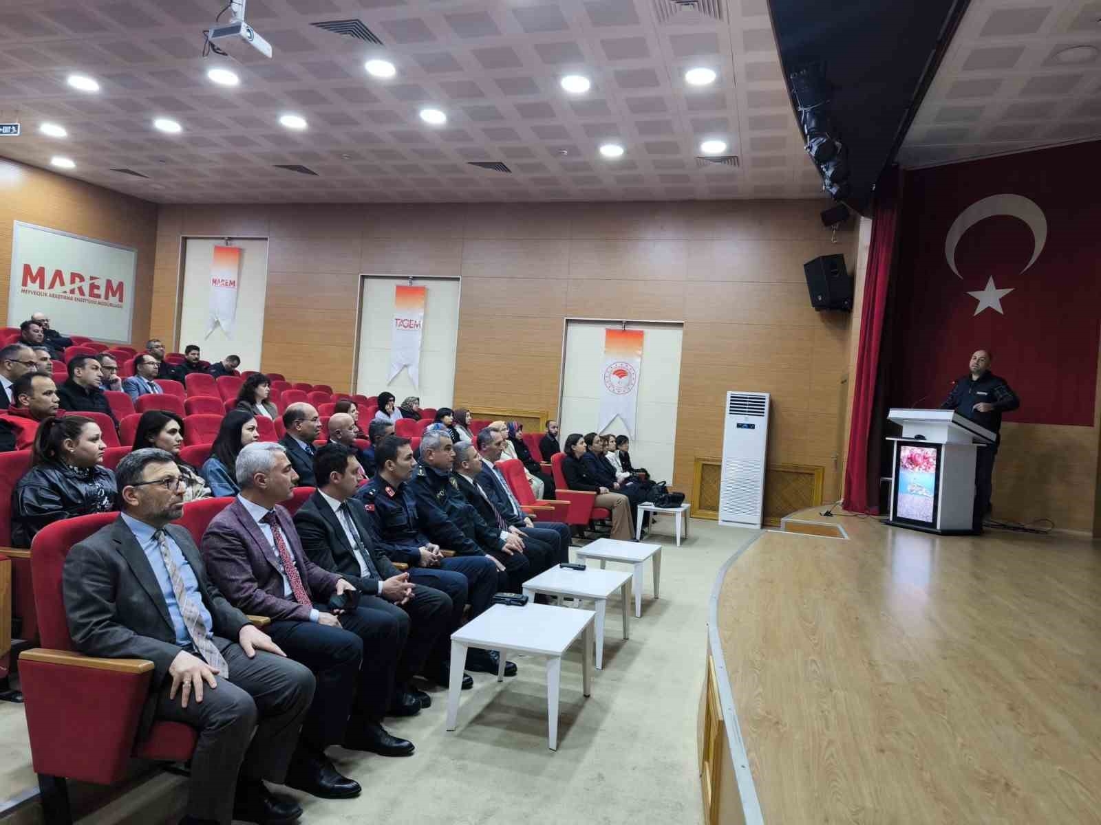 Eğirdir'de güvenli internet kullanımı eğitimi