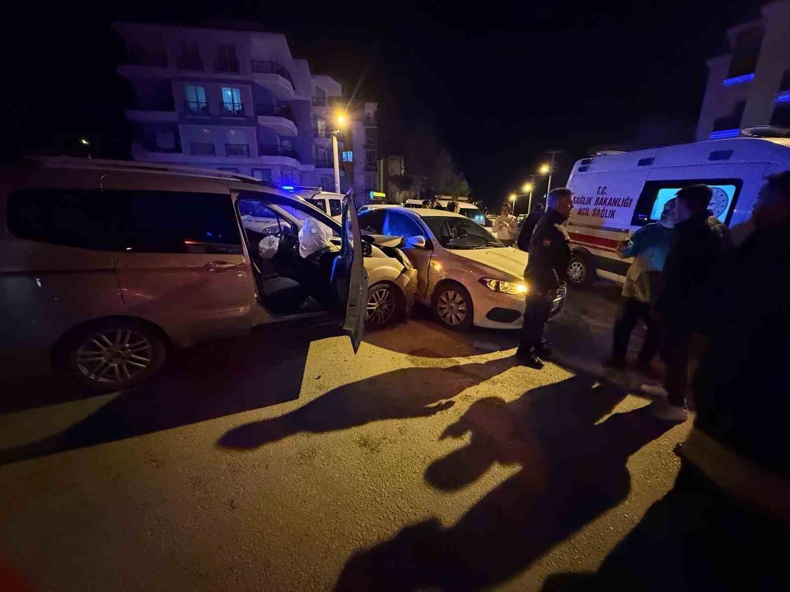 Hafif Ticari Araç ile Otomobil Çarpıştı! Kaza Anı ve Detaylar