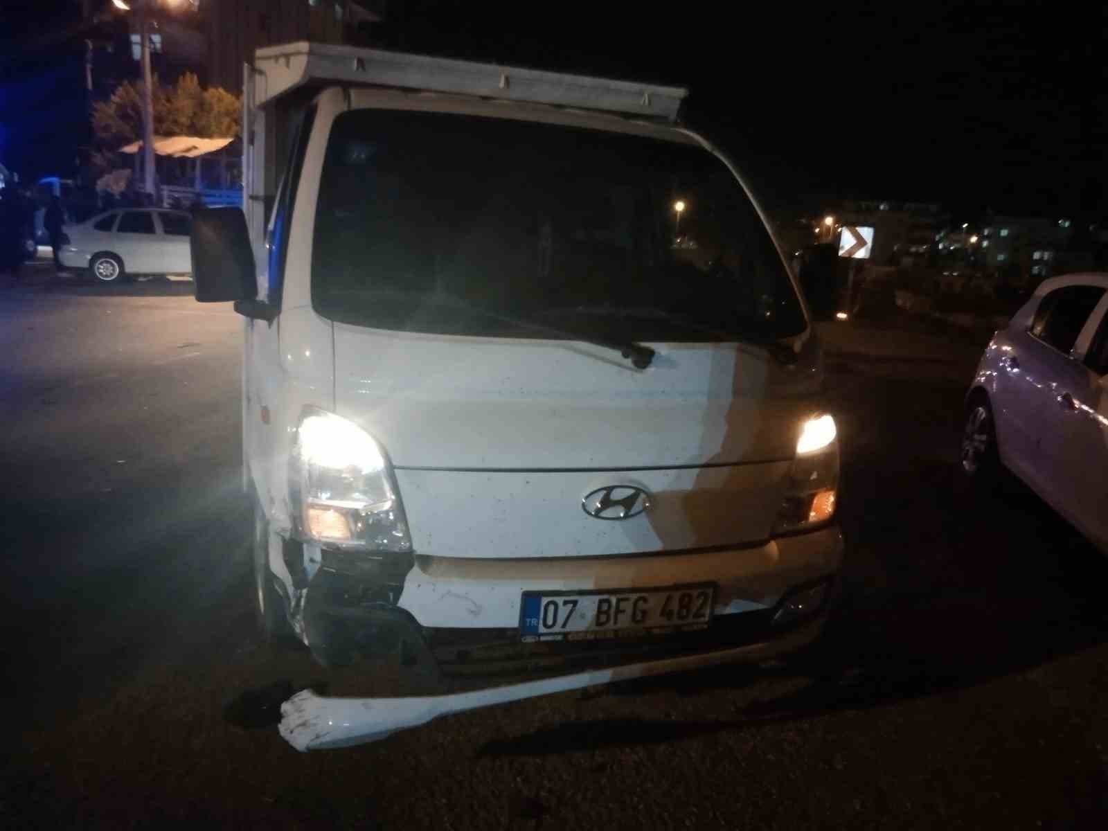 Kamyonet ile Otomobil Çarpıştı: 1 Yaralı