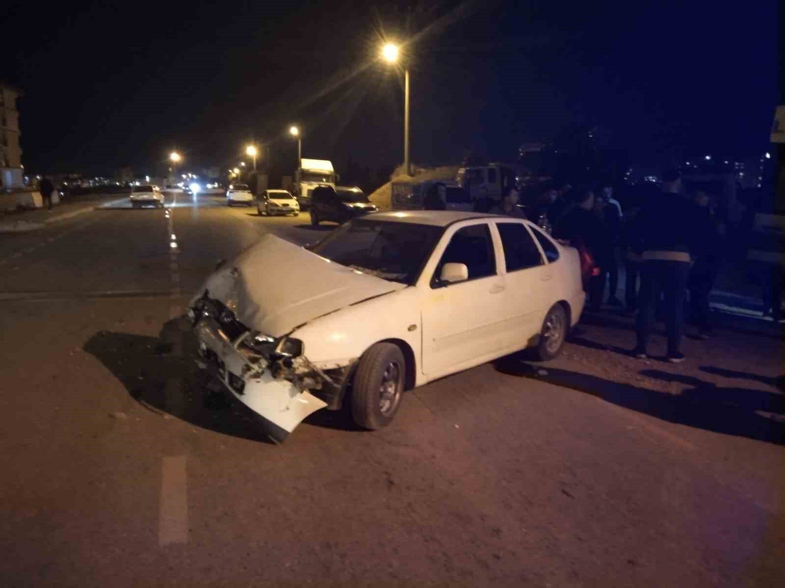 Kamyonet ile Otomobil Çarpıştı: 1 Yaralı