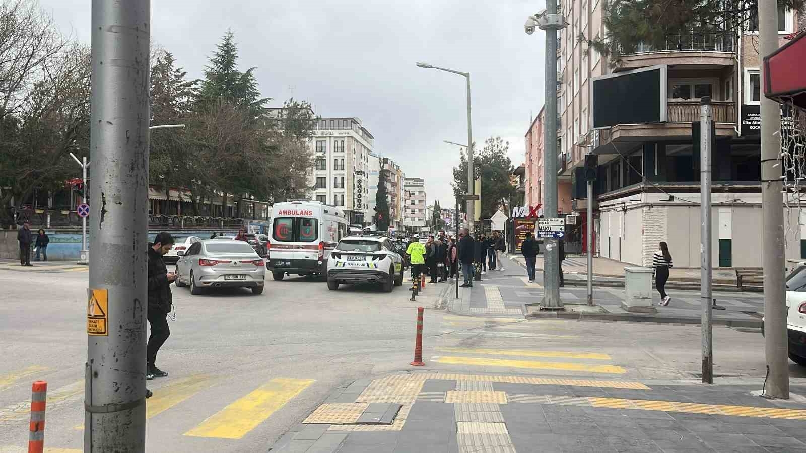 Karşıya geçmek isterken otomobilin çarptığı yaya yaralandı