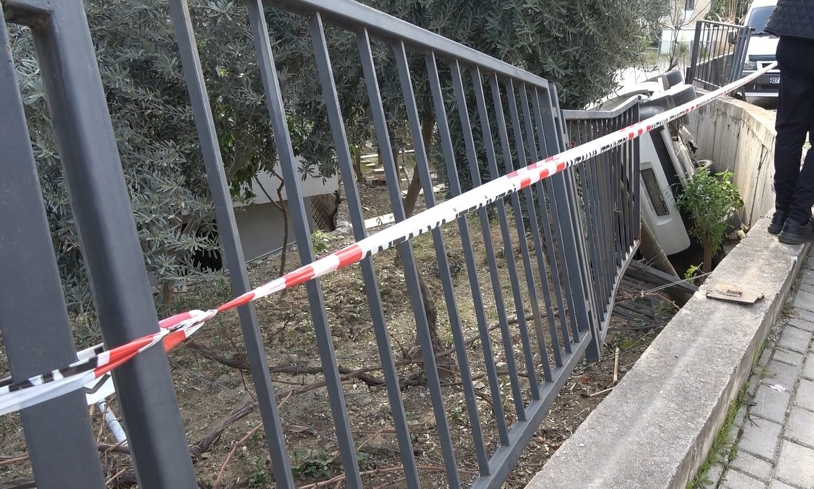 Kavşakta kaza yapan araç evin bahçesine uçtu