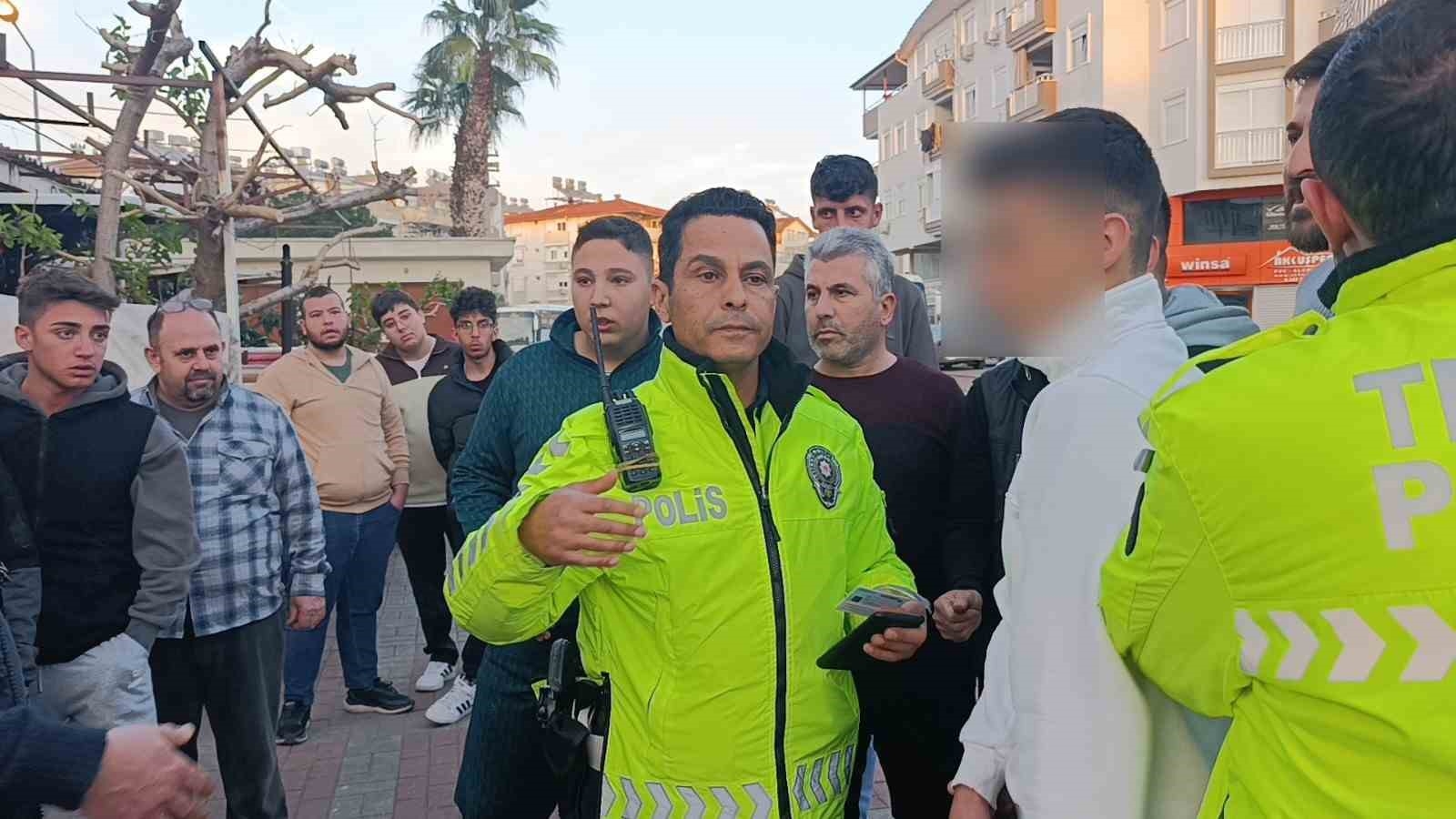 Kazayı gören vatandaş 'trafik polisi' rolüne girince ortam gerildi