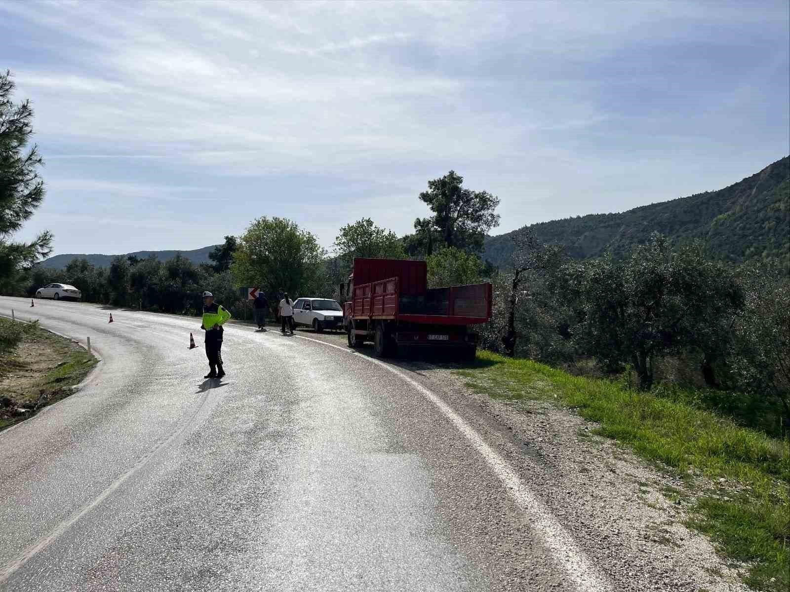 Korkutan Kaza! Manavgat'ta Motosiklet Kamyona Çarptı, Sürücü Hastaneye Kaldırıldı