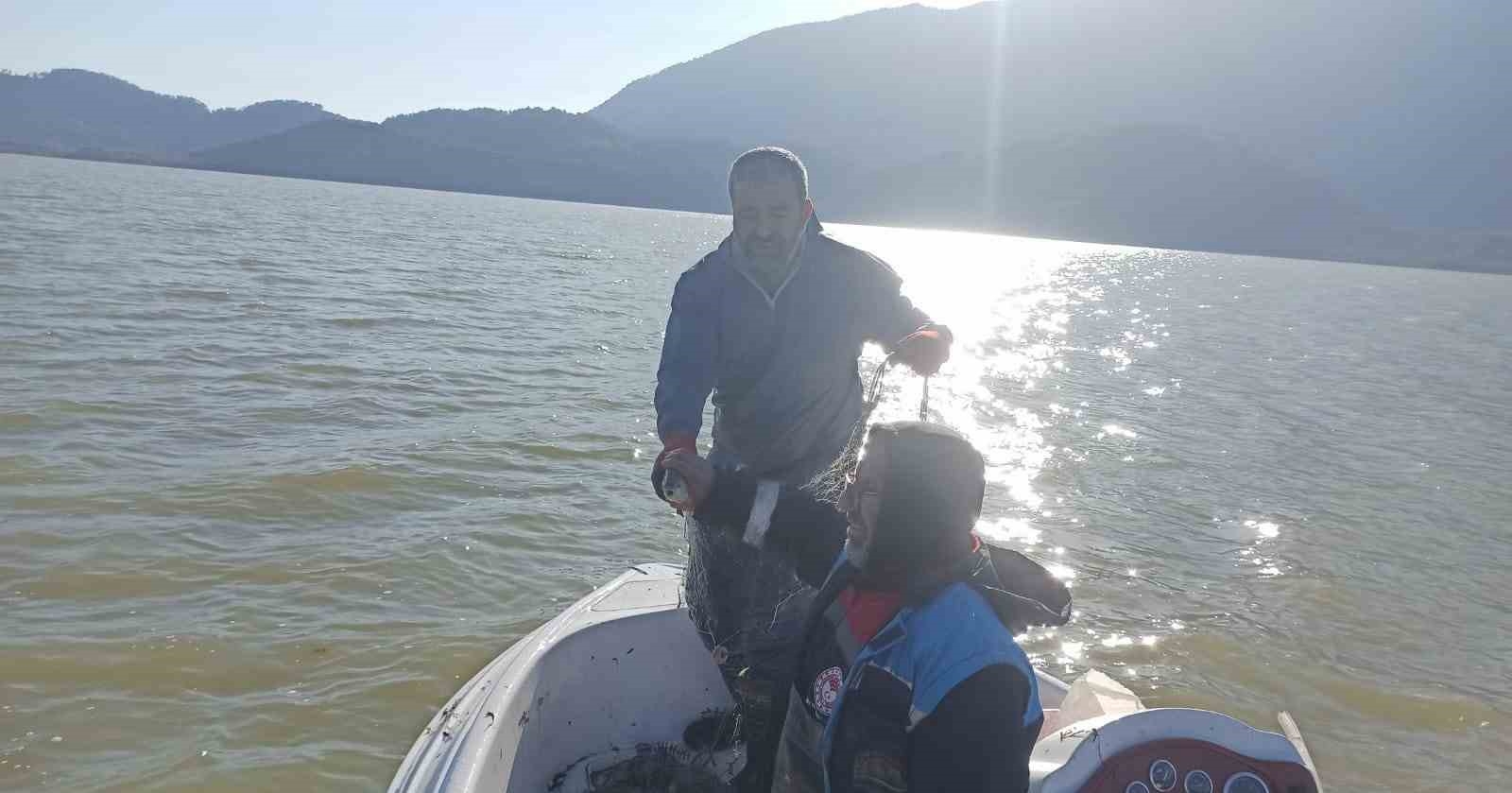 Kovada Gölü'nde 600 metre kaçak ağa el konuldu, balıklar doğaya geri bırakıldı