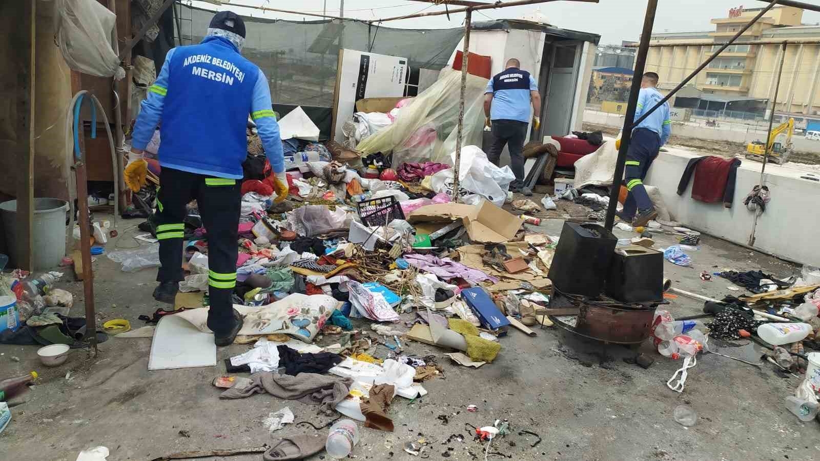 Mersin'de bir evden 5 kamyon çöp çıkarıldı
