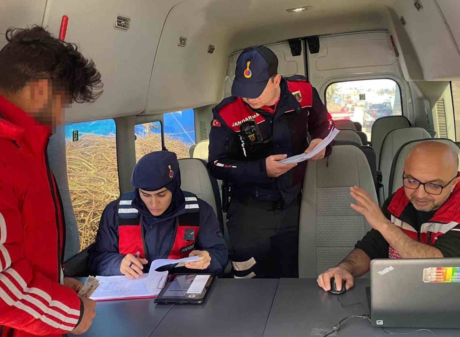 Mersin'de huzur uygulamasında 9 düzensiz göçmen ve 3 organizatör yakalandı