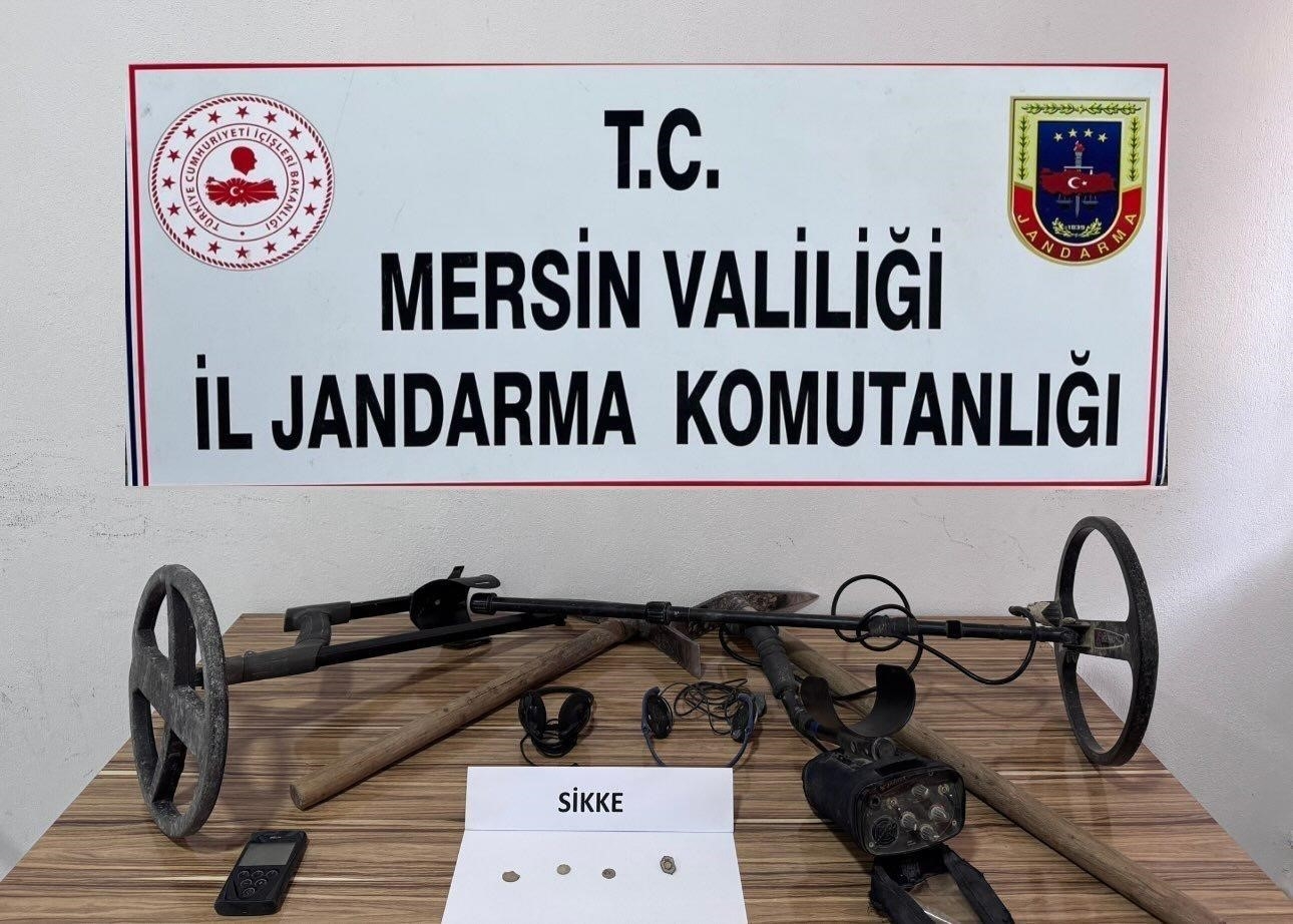 Mersin'de kaçak kazı yapan 4 şüpheli yakalandı
