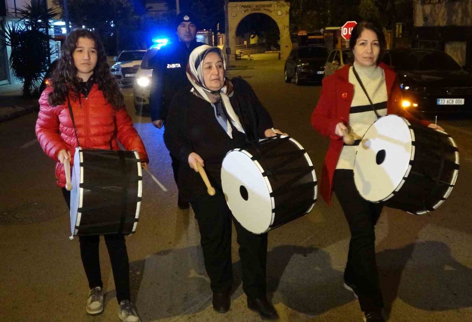 Mersin'de Kadın Davulcular Vatandaşları Manilerle Sahura Uyandırdı