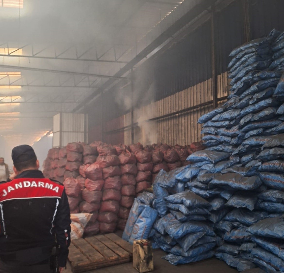 Mersin'de kömür deposu yangını