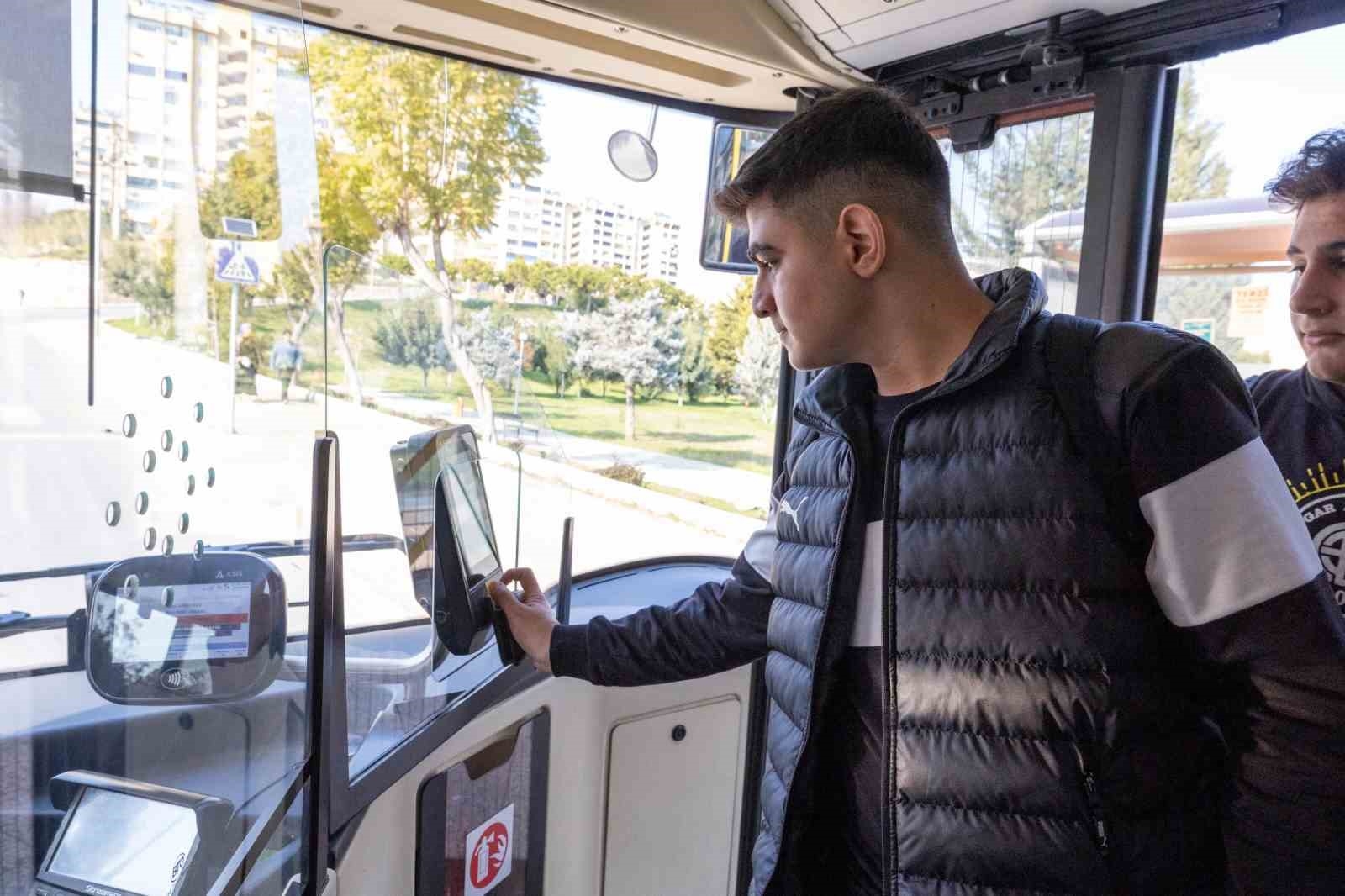Mersin'de toplu taşıma araçlarıyla günde 200 bin yolcu taşınıyor
