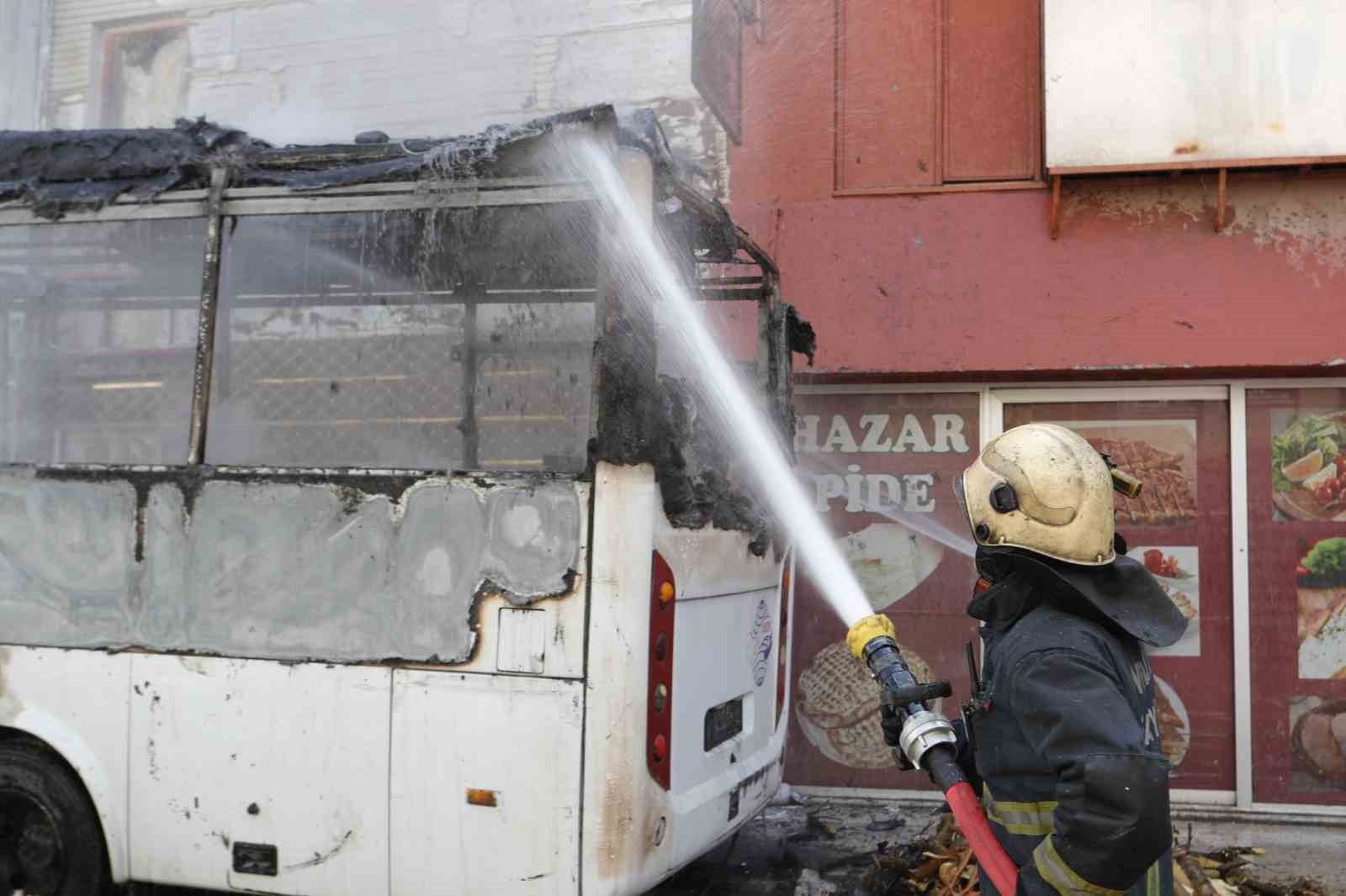 Midibüs alev alev yandı, mahalle sakinleri endişe içinde izledi
