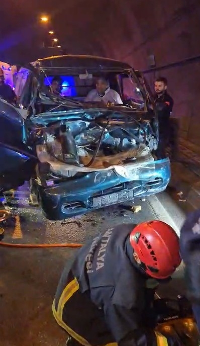 Minibüs ile kepçe tünelde çarpıştı, araçta sıkışan 2 kişiyi itfaiye kurtardı