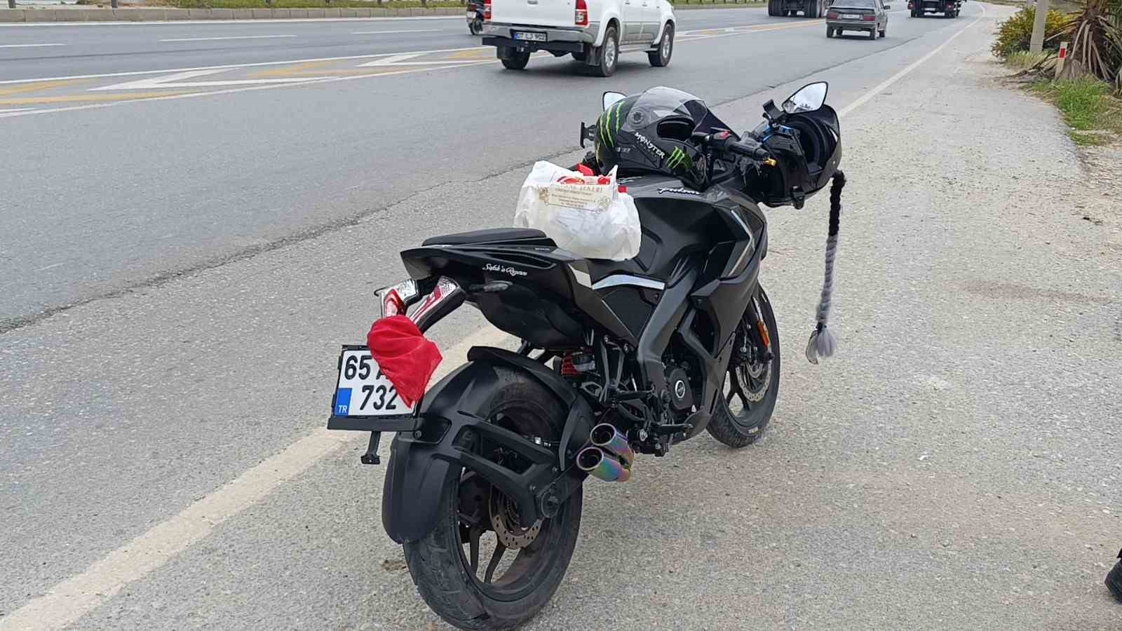 Motosiklet plakasını şal ile kapatan ehliyetsiz genç kız trafik polisinden kaçamadı