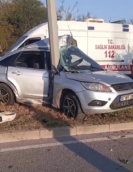 Otomobil Aydınlatma Direğine Çarptı: 1 Yaralı