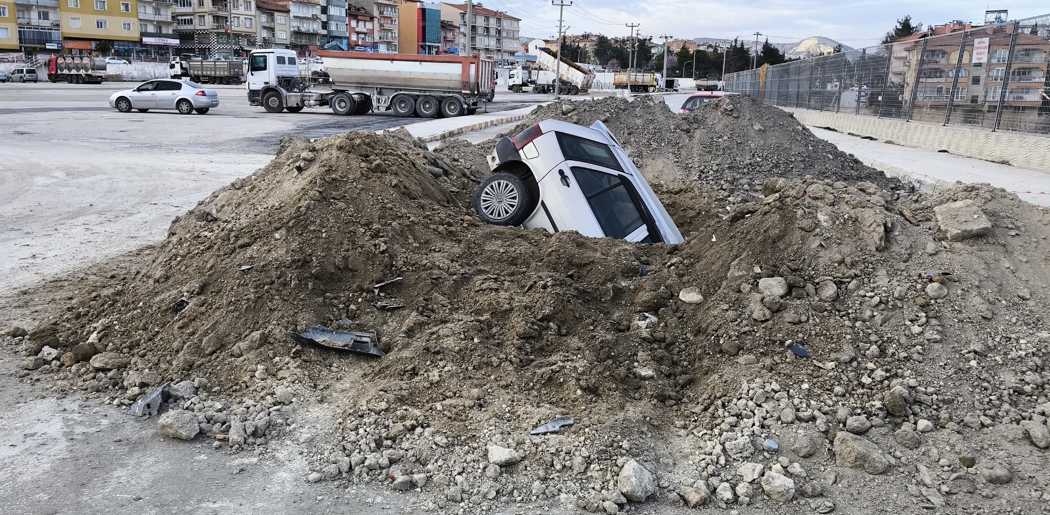 Otomobil Kazılan Çukura Düştü! Burdur'da Yol Çalışması Kazaya Neden Oldu