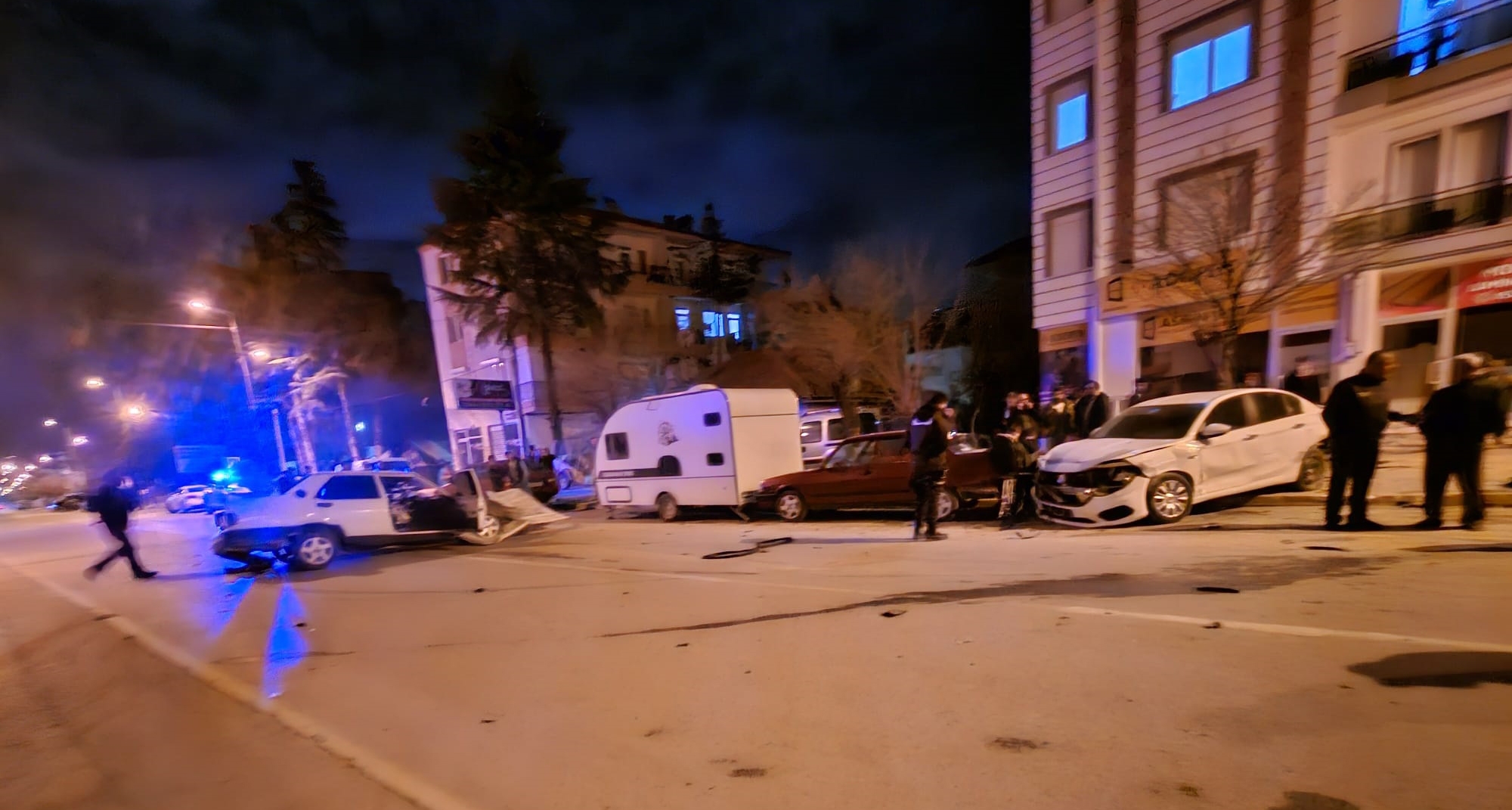 Otomobilin park halindeki 3 araca çarptığı kaza kamerada: 2 yaralı
