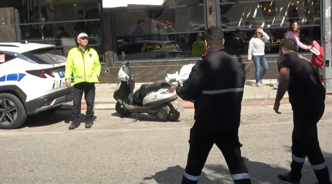 Para taşıyan zırhlı araç ile otomobil çarpıştı, paralar çuvallarla nakledildi