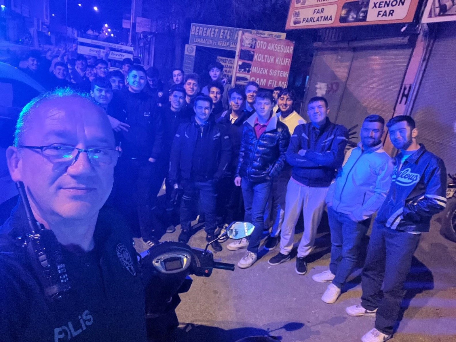 Polisten gençlere önce uyarı ve bilgilendirme, sonra selfie