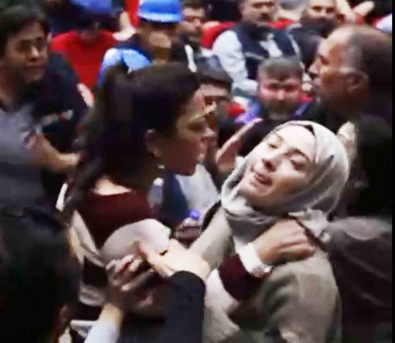 Sendika üyesi kadın, başörtülü basın mensubunun boğazını sıktı