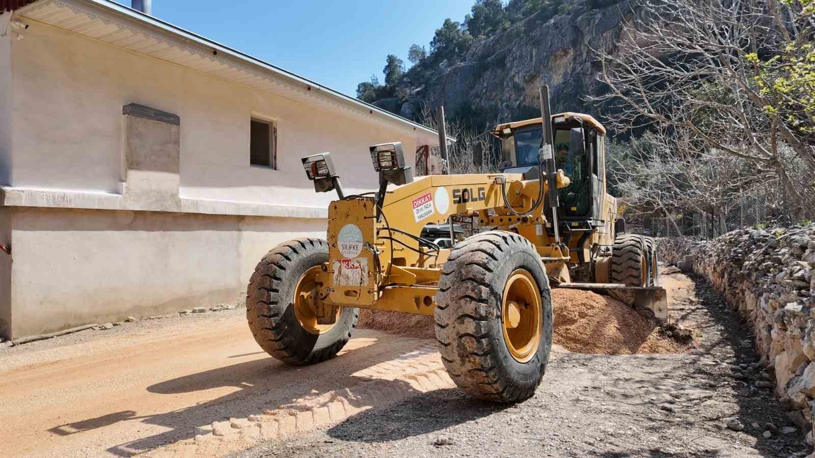 Silifke'de yol düzenleme çalışmaları