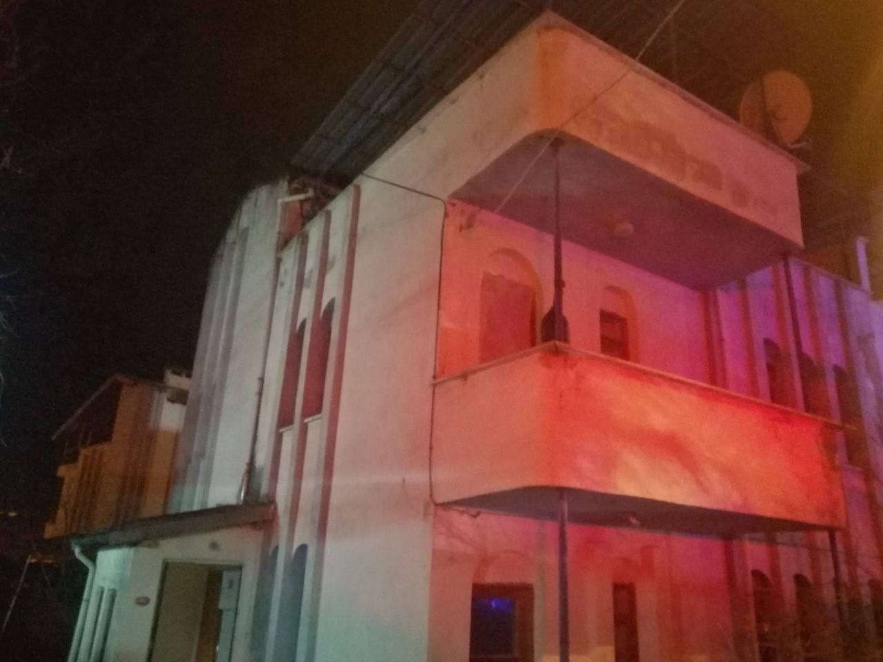 Sobadan çıkan yangın evin bir kısmını küle çevirdi