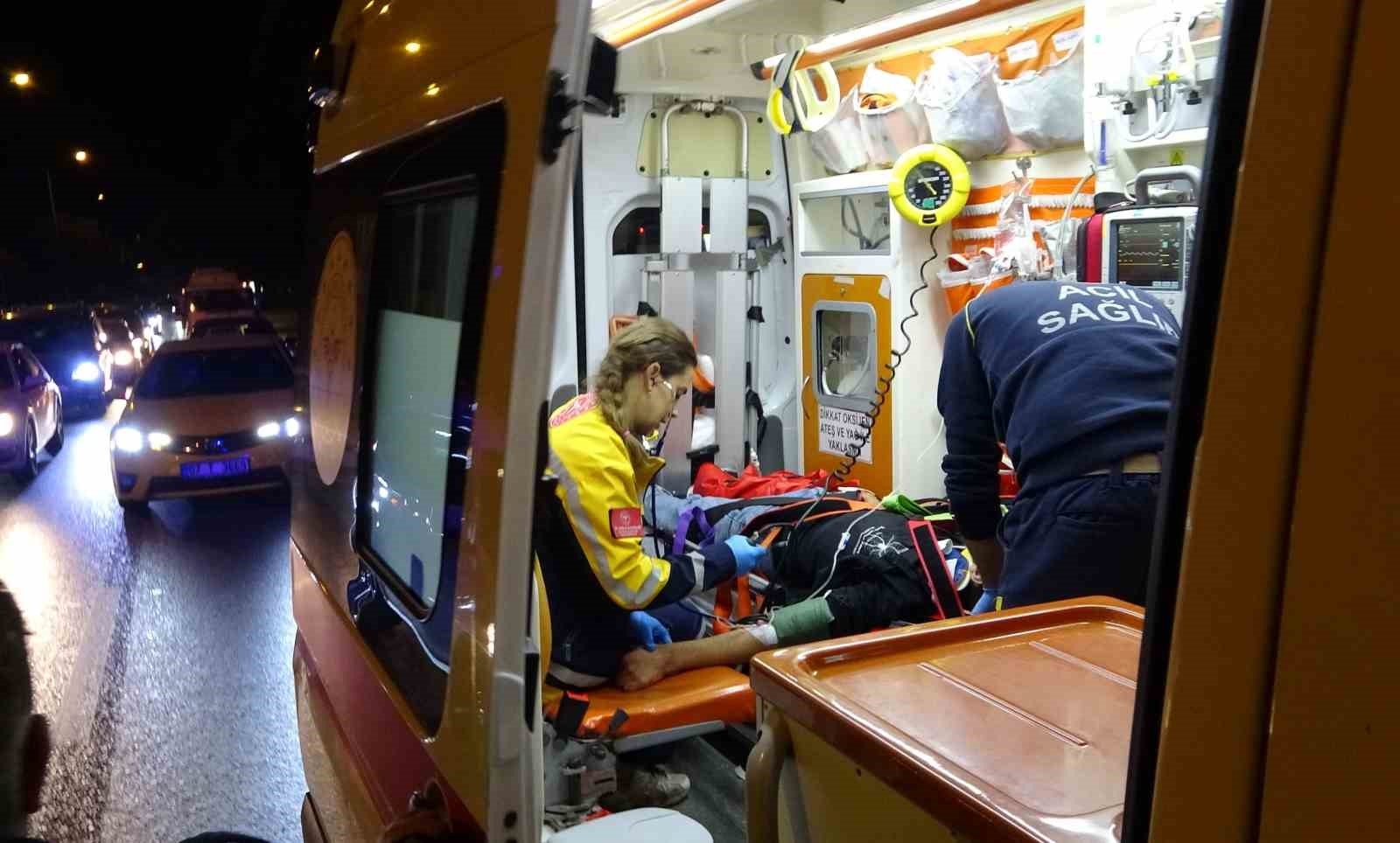 Takla atan otomobil karşı şeritten gelen aracın üzerine düştü: 3 yaralı