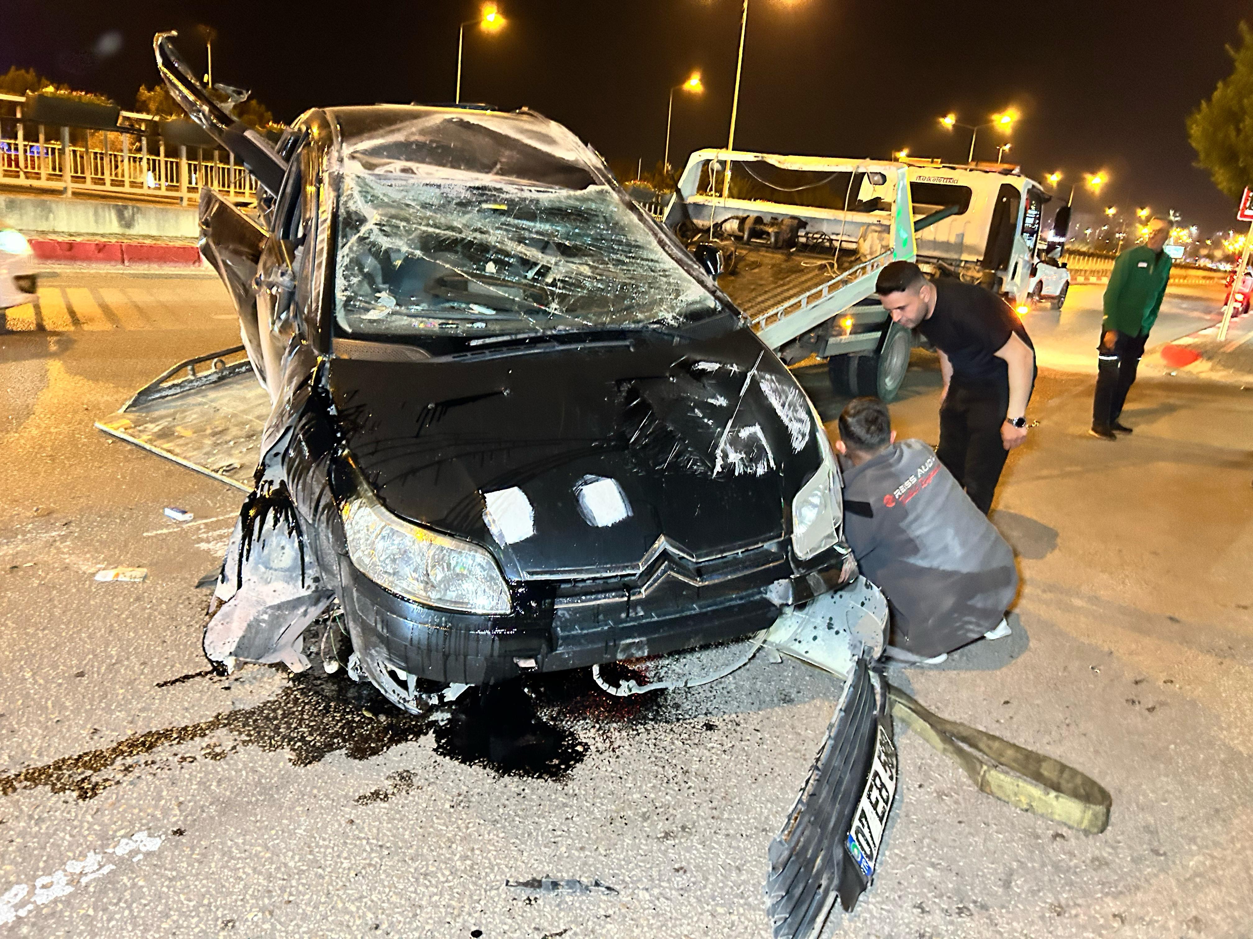 Takla atan otomobilden burunları kanamadan çıktılar