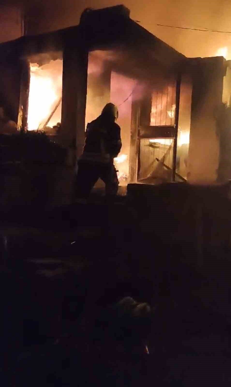 Tarsus'ta 2 katlı evin giriş katında yangın