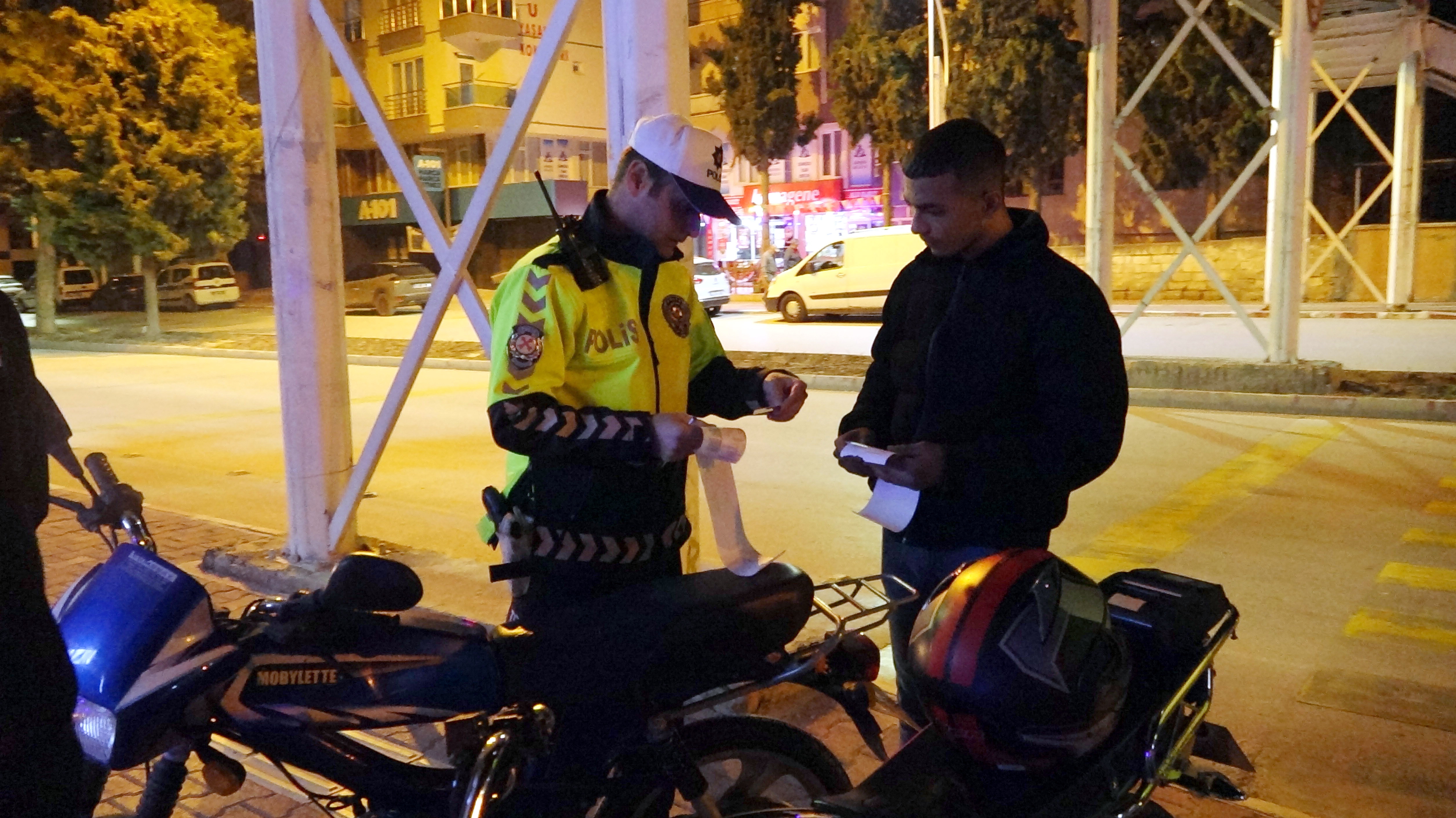 Trafik polisinden motosikletli gençlere 'Ananızı, babanızı düşünün' uyarısı