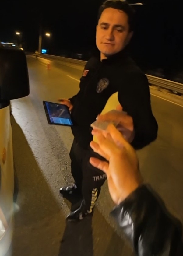 Trafik polisinden motosikletli öğretmene içleri yakan nasihat
