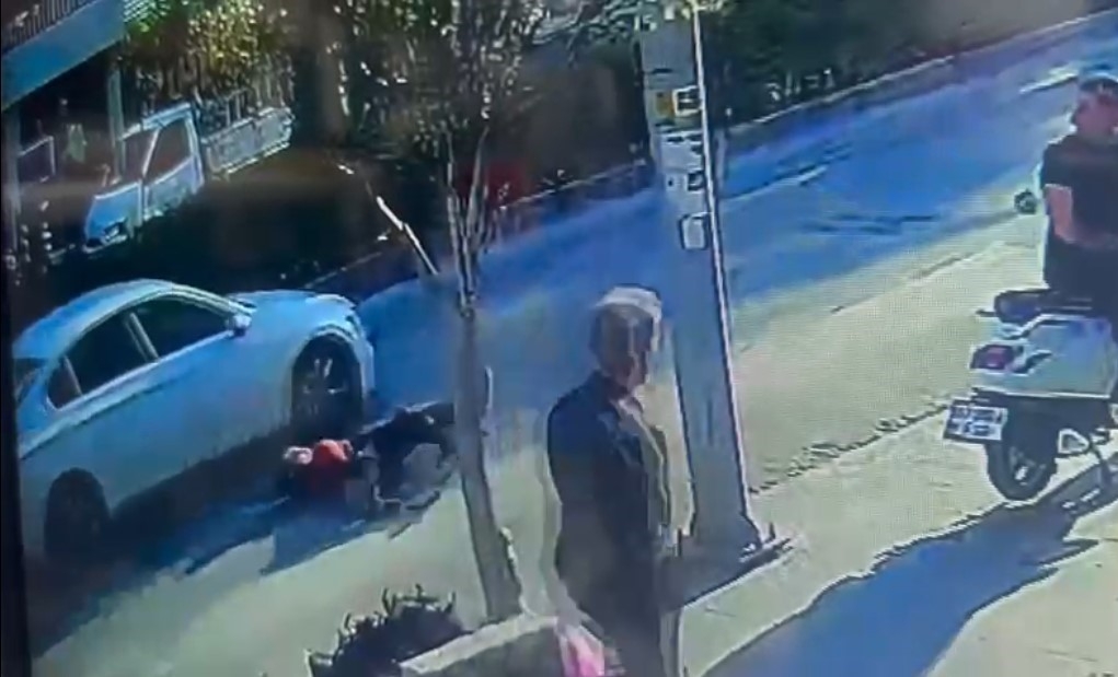 Yola fırlayan genç kız otomobilden kaçamadı