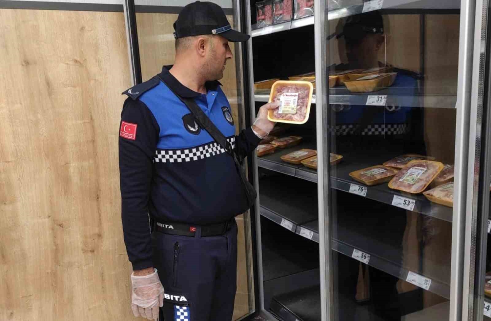 Zabıta denetimlerinde 2 bin 997 ürün satıştan men edildi