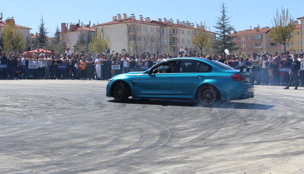 Modifiye otomobil tutkunları buluştu