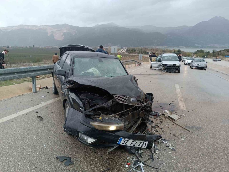 Isparta’da iki araç kafa kafaya çarpıştı: 3’ü ağır 8 yaralı