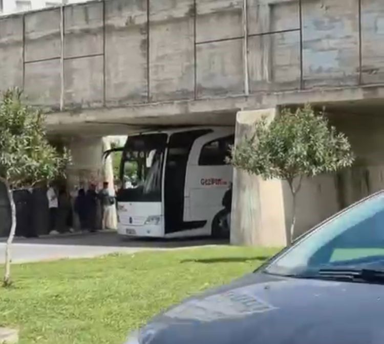 Otobüs köprü altına sıkıştı