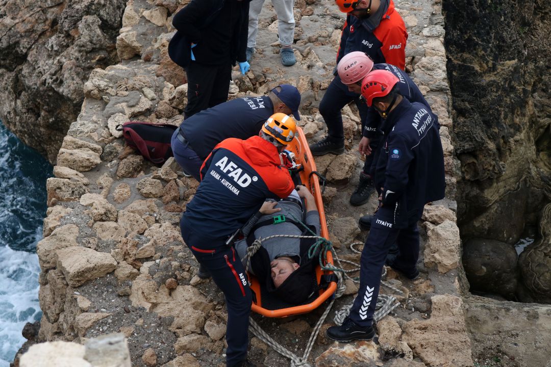 Balık Tutmak İsterken Falezlerden Düştü