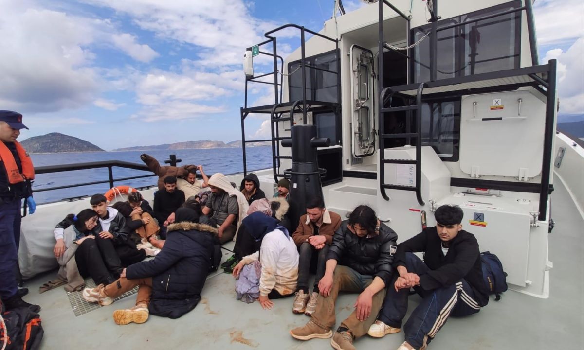 Antalya’da düzensiz göçmen operasyonu: 25’i çocuk 80 kişi kurtarıldı