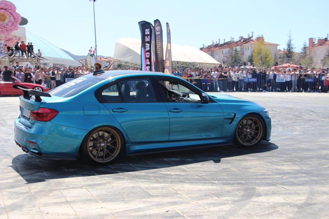 Modifiye otomobil tutkunları buluştu