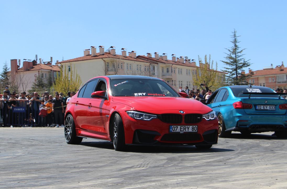 Modifiye otomobil tutkunları buluştu